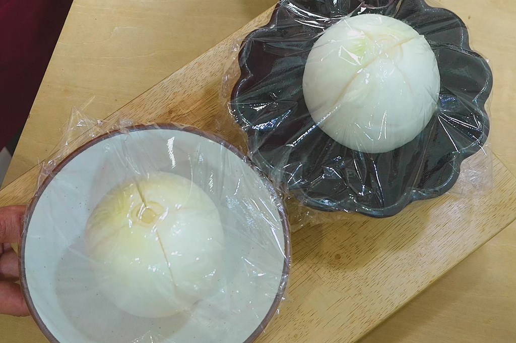 新玉ねぎは切り込みを入れてレンジで加熱する