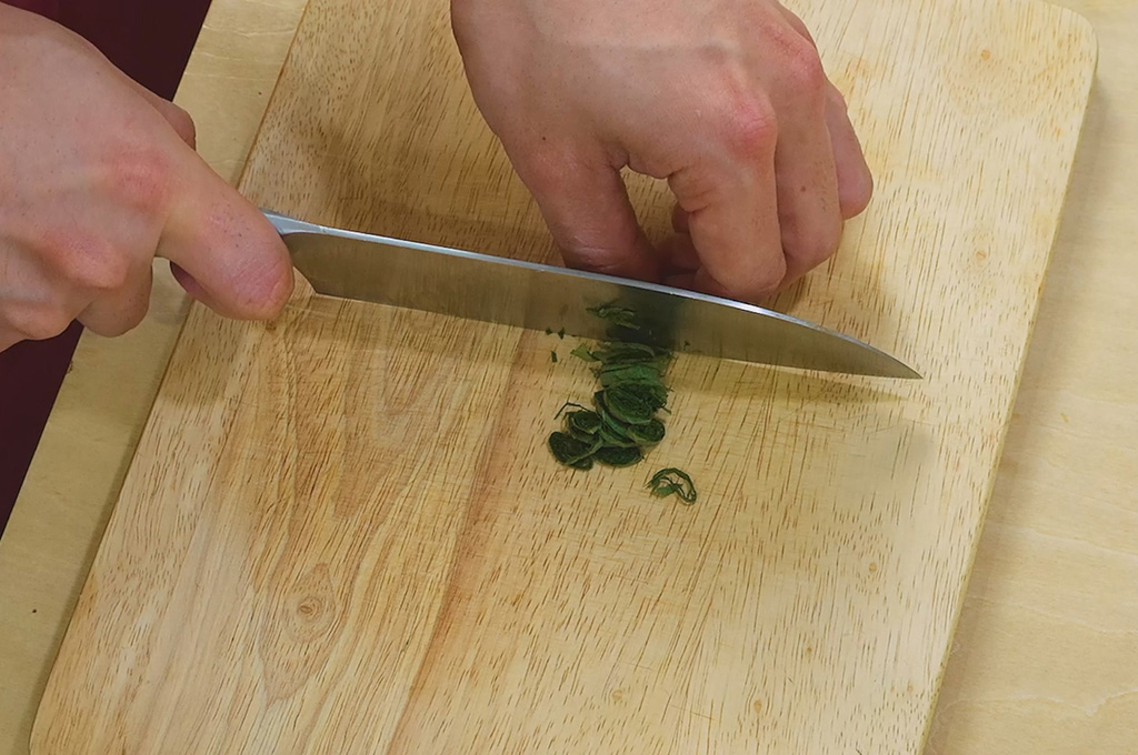 大葉は千切りにする