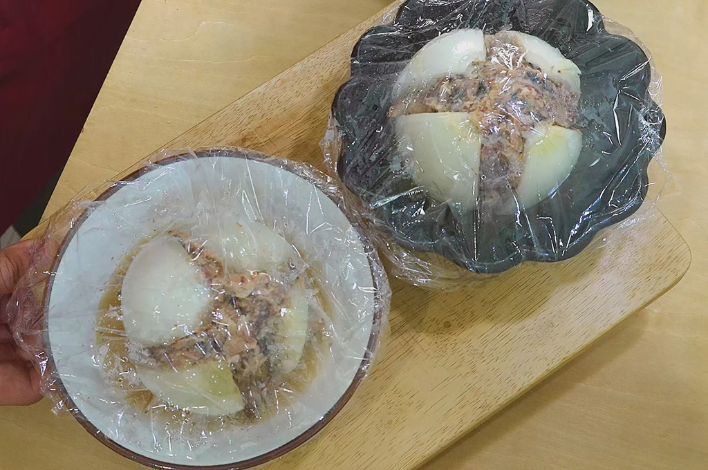 新玉ねぎに具材を詰めて加熱する