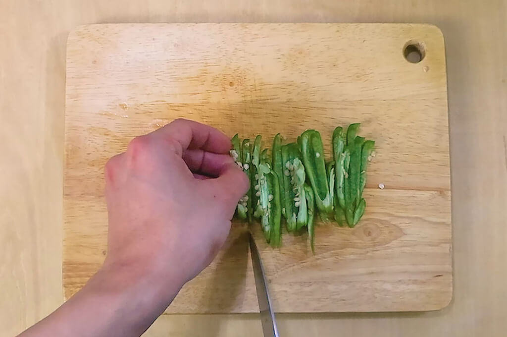 ピーマンは千切りにする