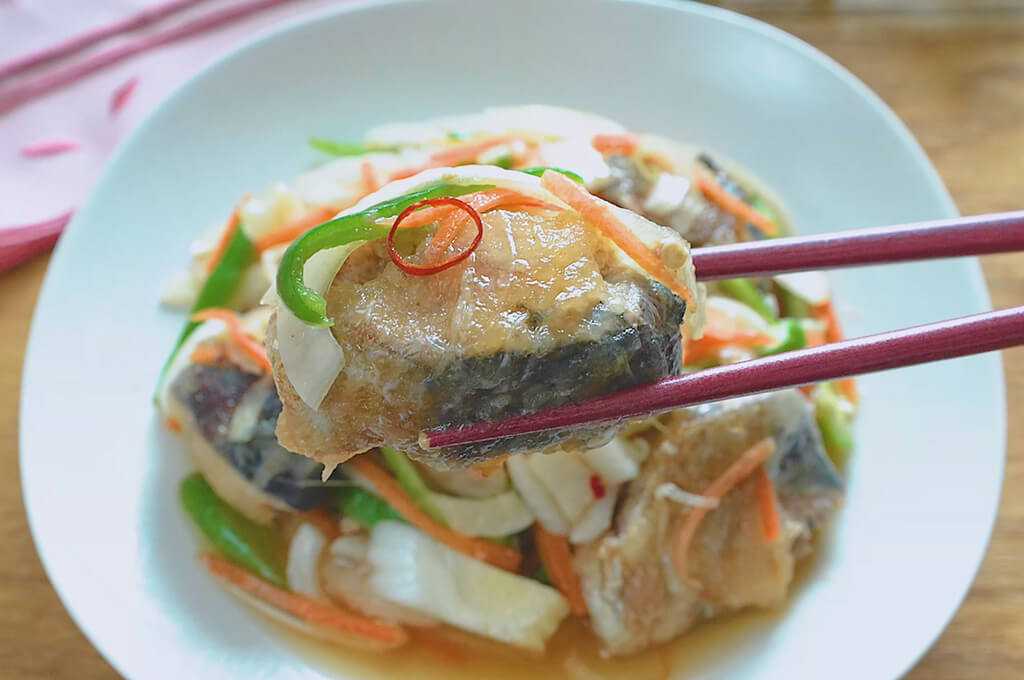 サバ缶と新玉ねぎの南蛮漬け