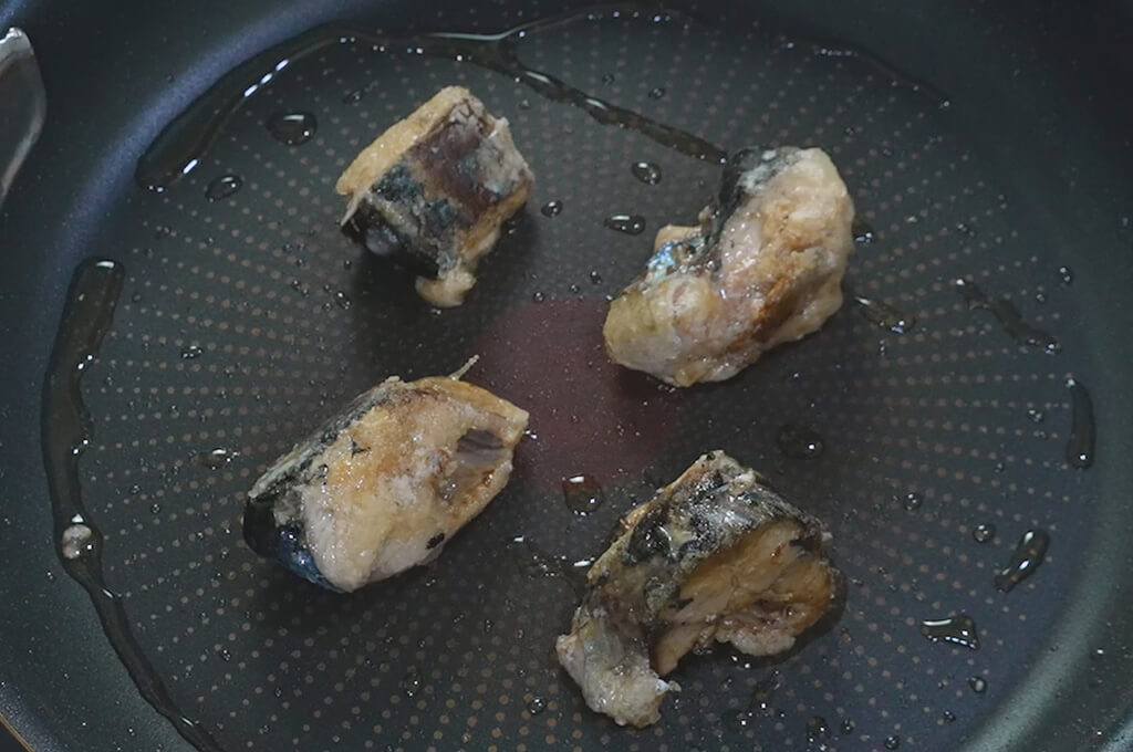 サバの身を焼く