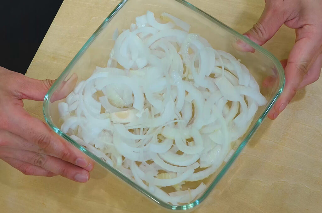 新玉ねぎは薄切りにして保存容器に広げる