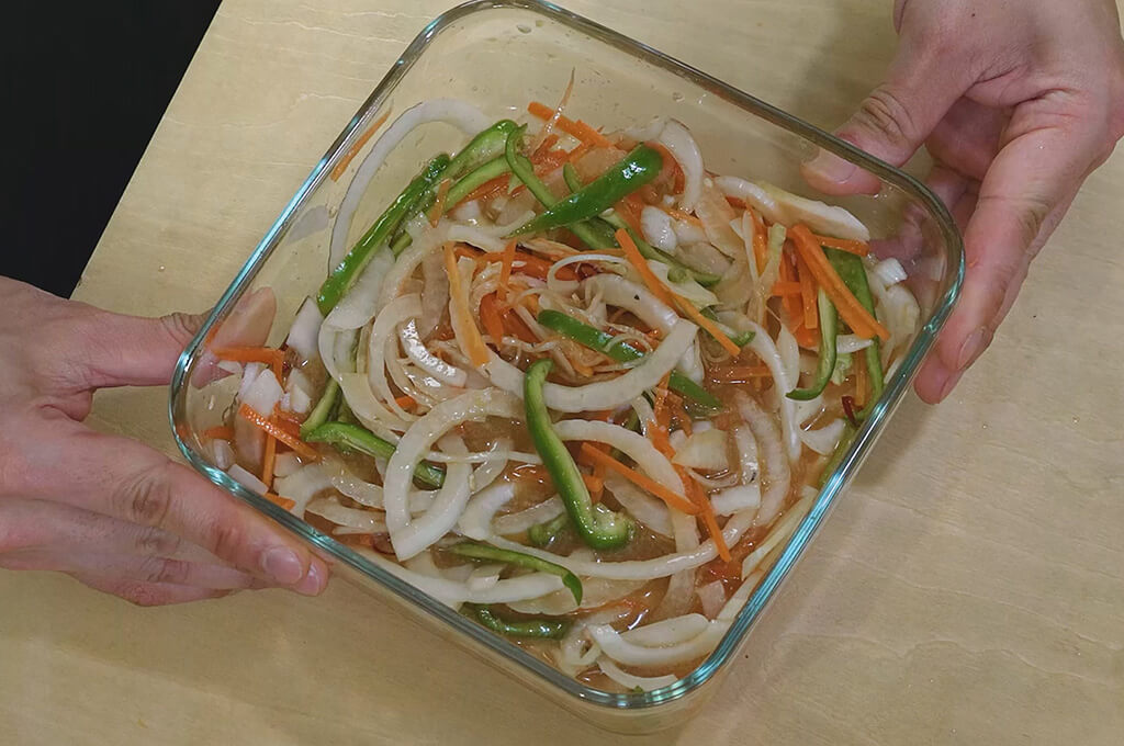保存容器で野菜と調味料を混ぜる