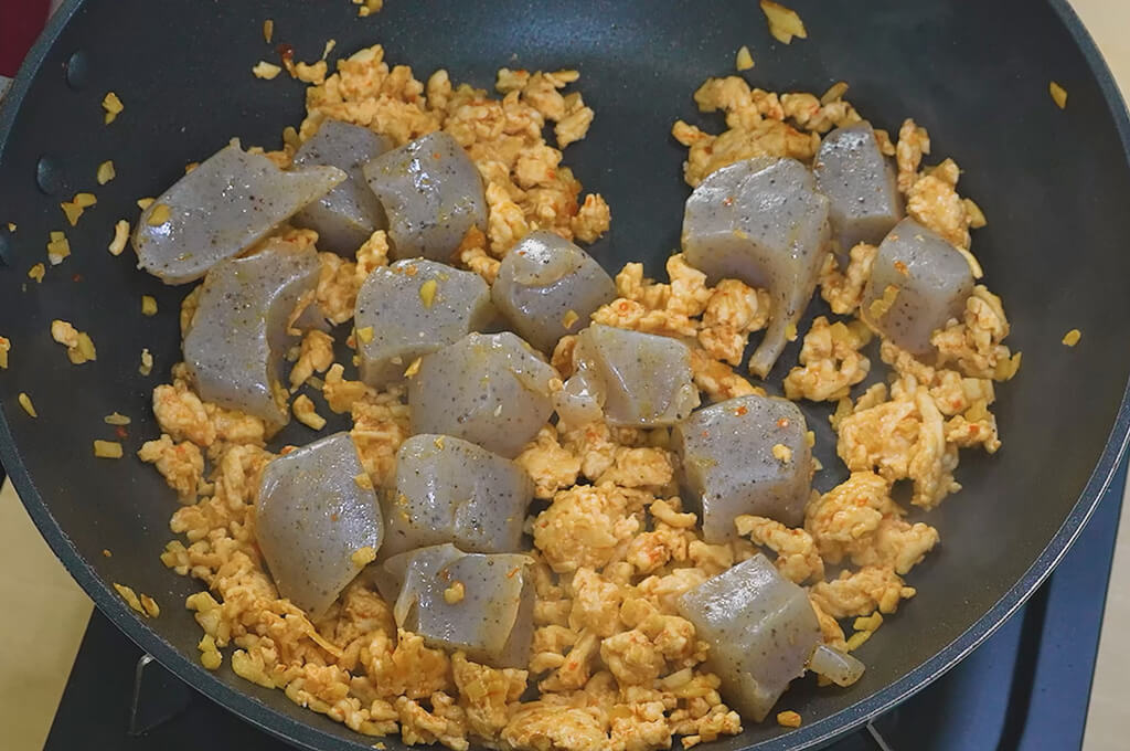 こんにゃくを戻し入れて混ぜ炒める