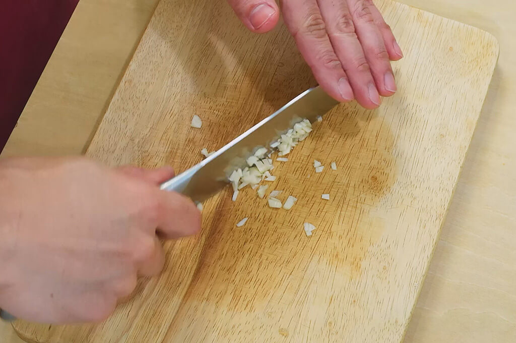 にんにくはみじん切りにする