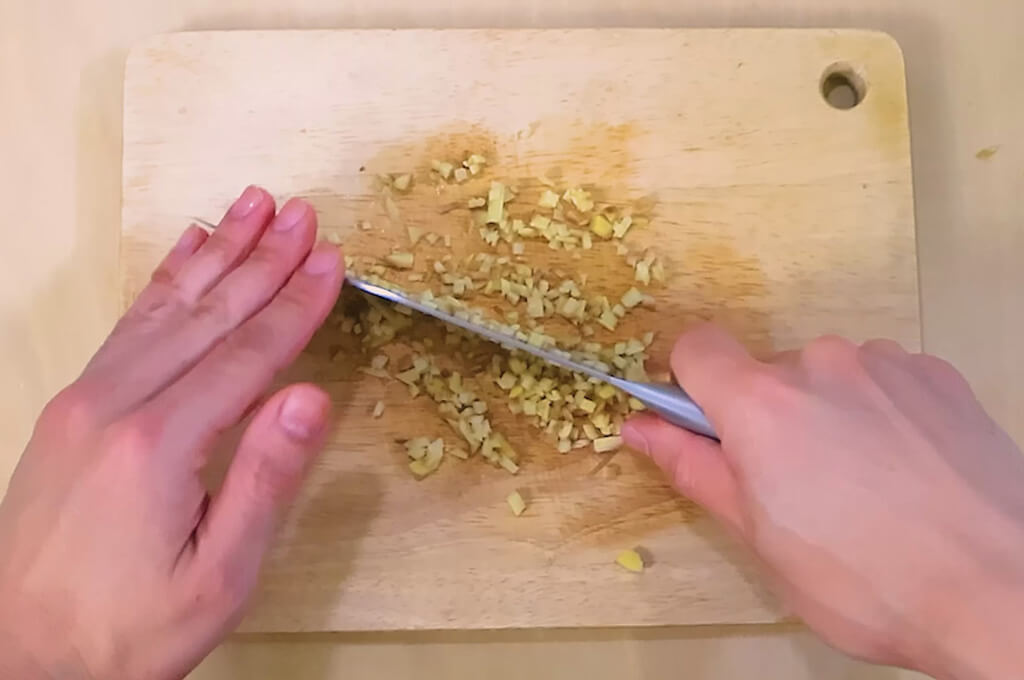 しょうがは皮付きのままみじん切りにする