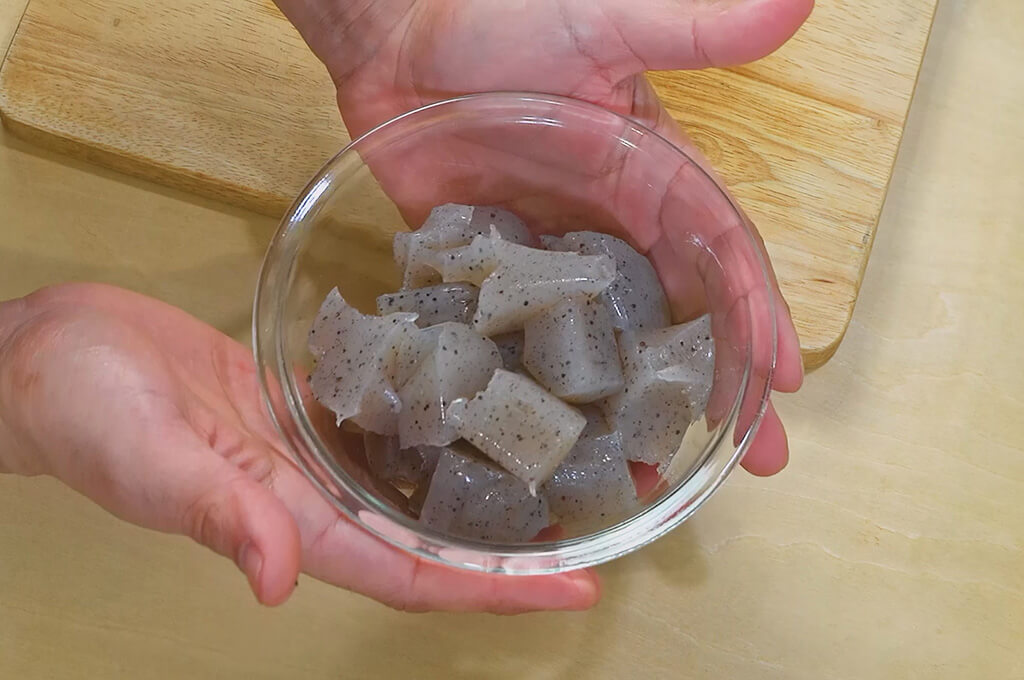 こんにゃくはスプーンで一口大にちぎる