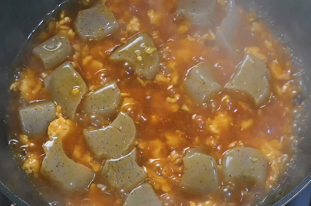 合わせ調味料を加えて仕上げる