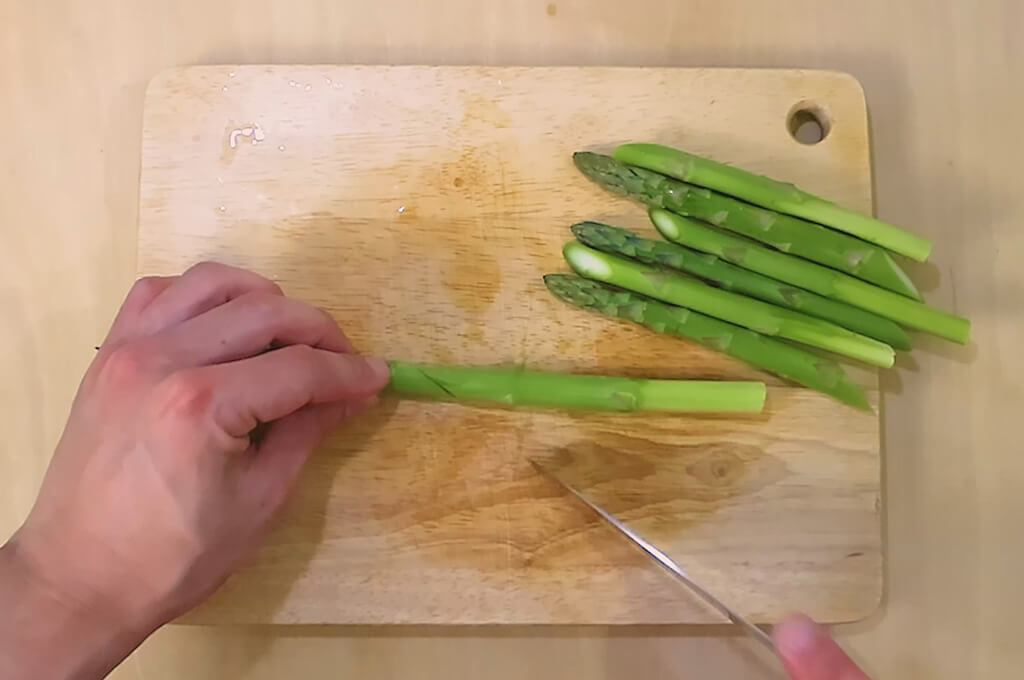 アスパラは斜め2等分に切る