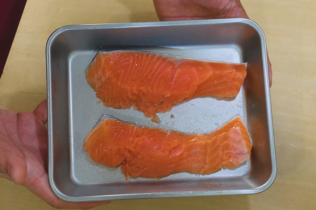 鮭は塩コショウを振る