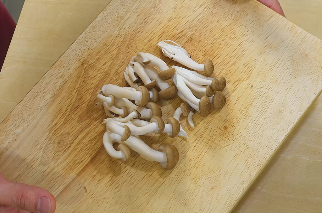 しめじは大きめにほぐす