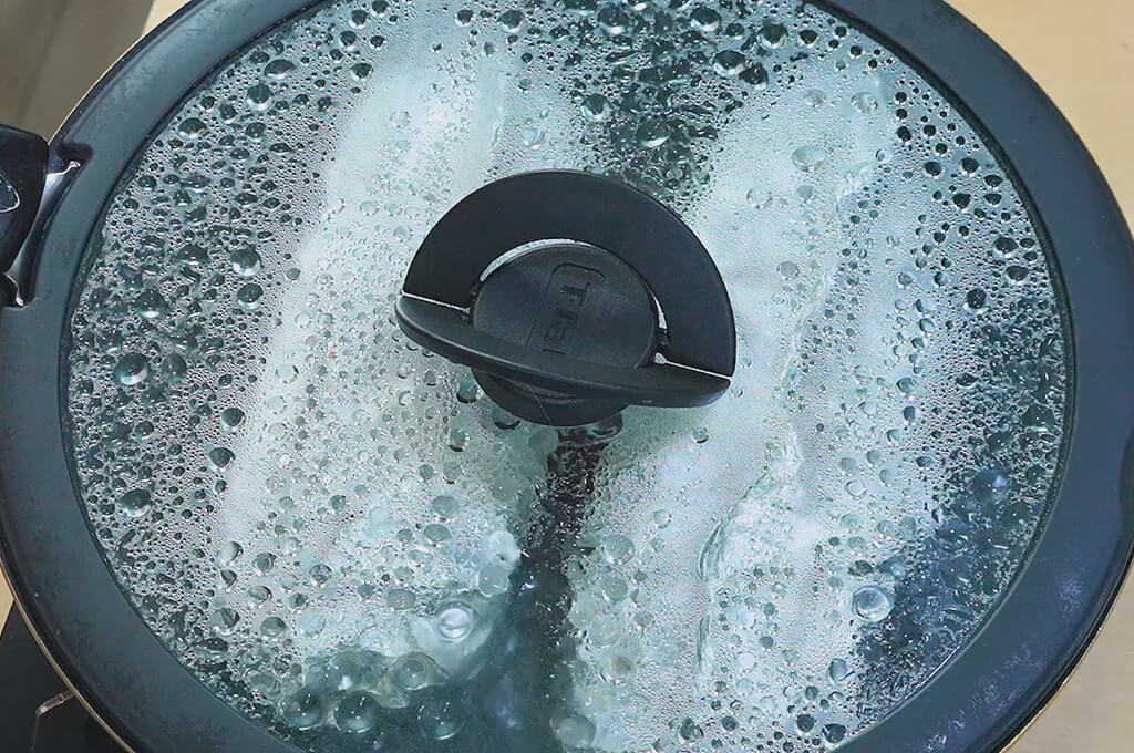 包みを蒸し焼きにする