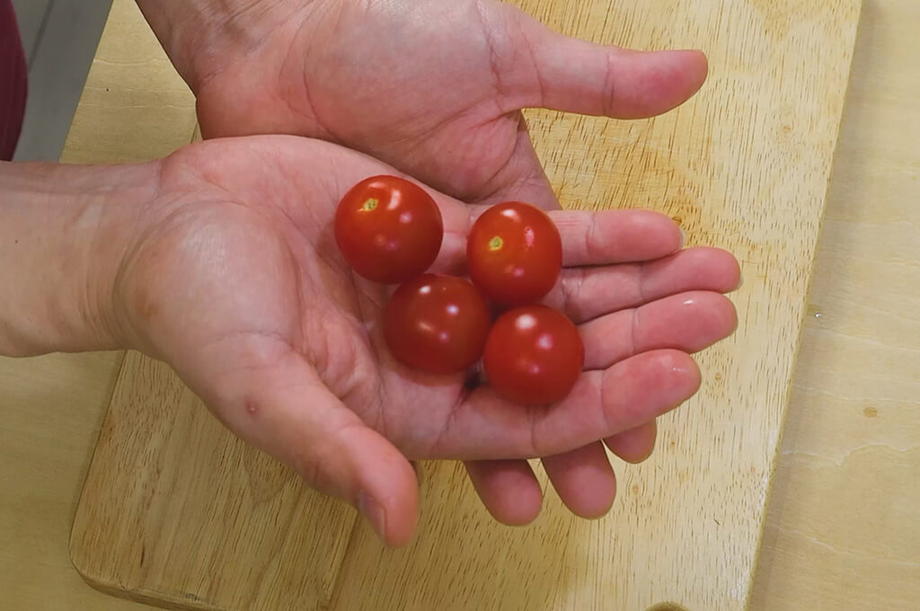 ミニトマトはヘタを取る