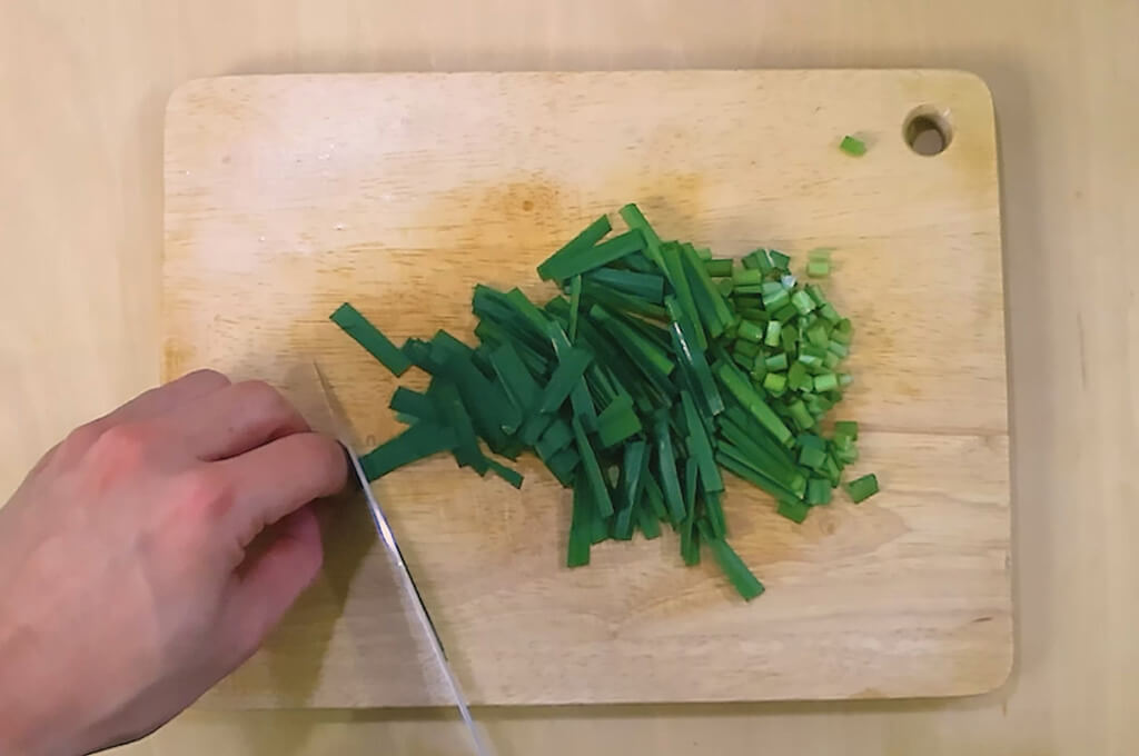 ニラは根に近い部分は小口切りに葉部分は3cm幅に切る