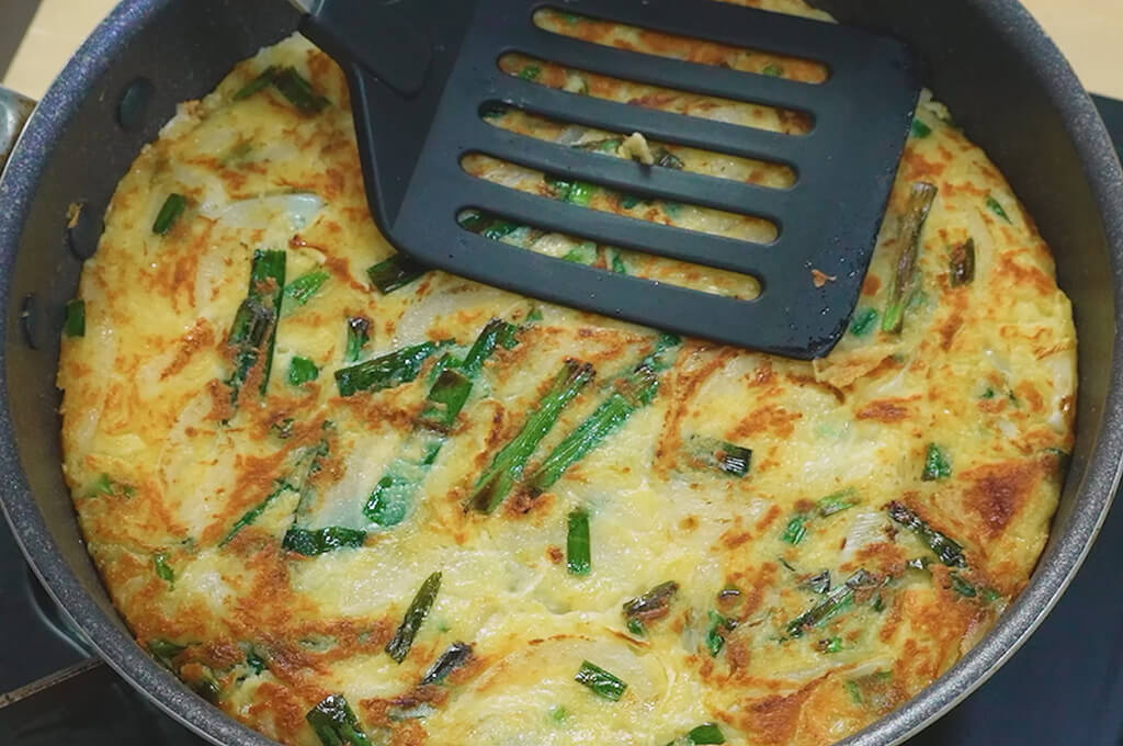 裏面はヘラで押さえながら焼く