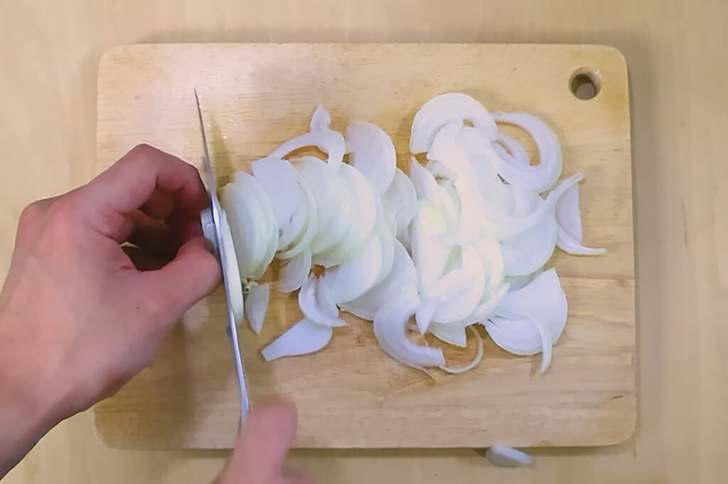 新玉ねぎは薄切りにする