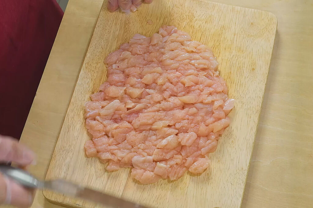 鶏むね肉は粗めのミンチ状にする