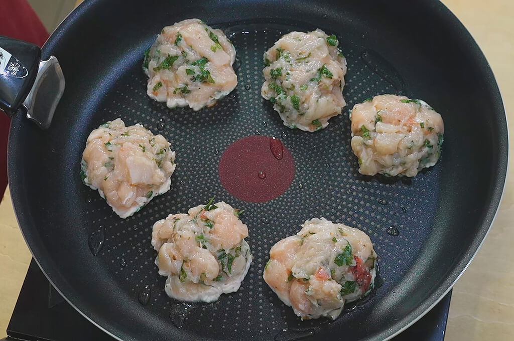肉だねを焼く