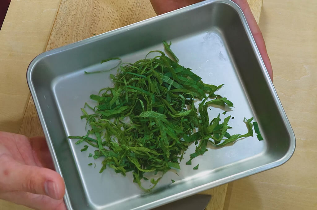 大葉は千切りにする
