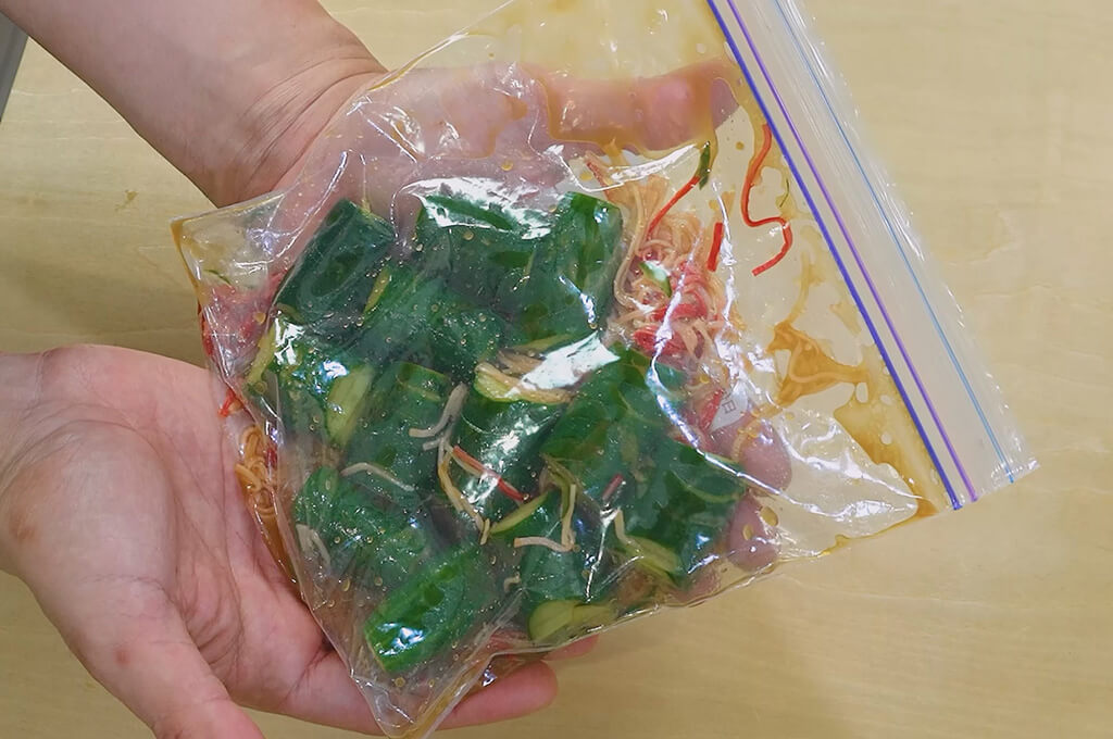 具材と調味料を揉み冷蔵庫で漬ける