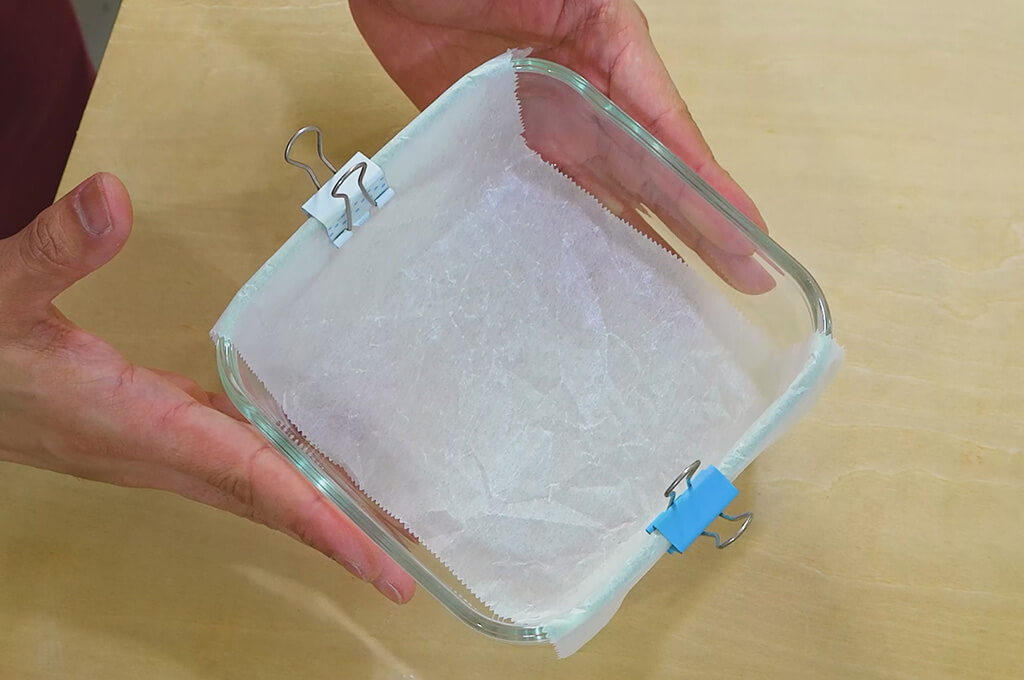 耐熱容器にクッキングシートを敷く
