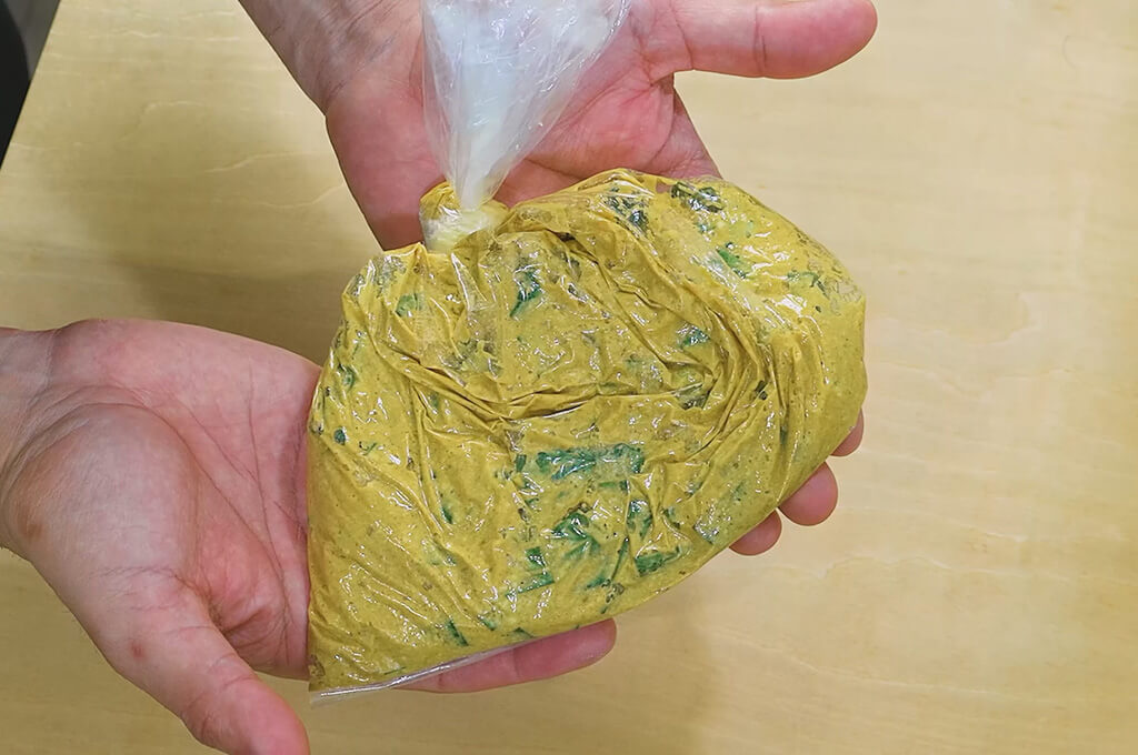 袋で生地を揉む