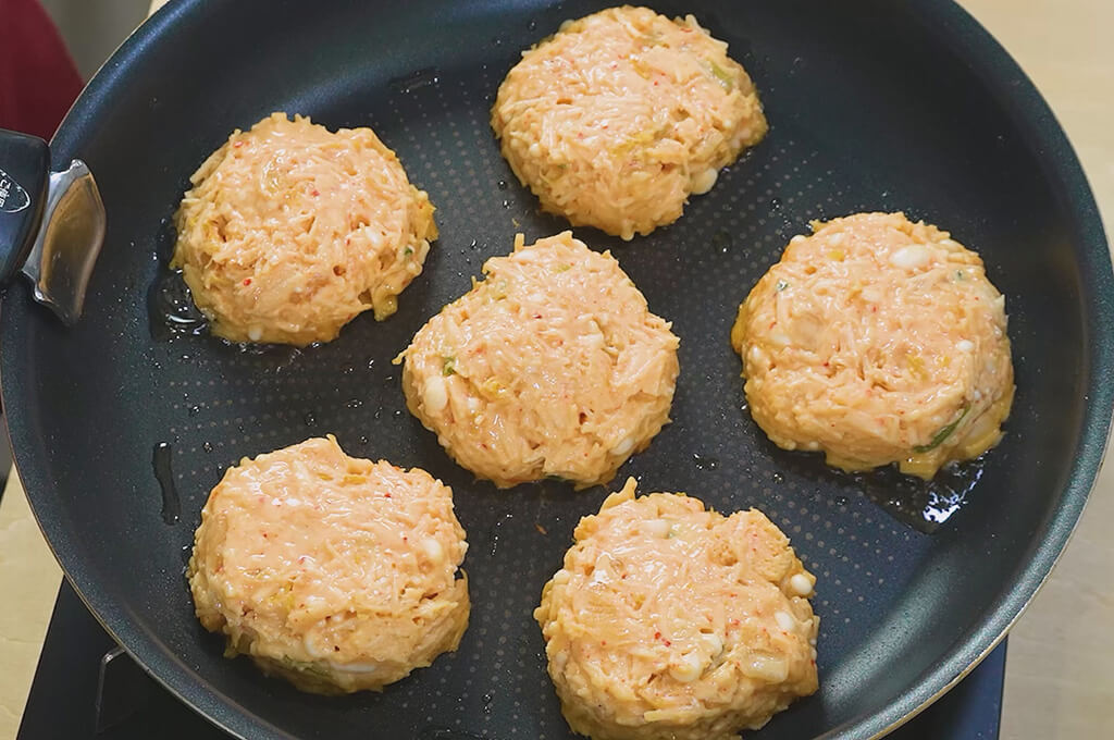 生地を並べて蒸し焼きにする