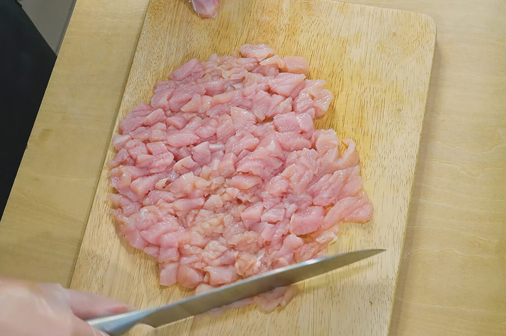鶏むね肉は粗めのミンチ状にする