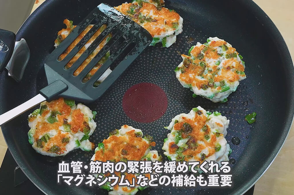 肉だねを焼く