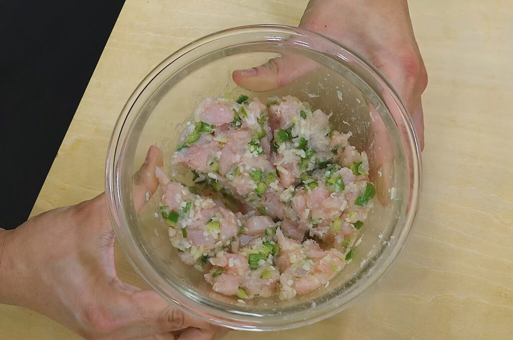 こねて肉だねを作る