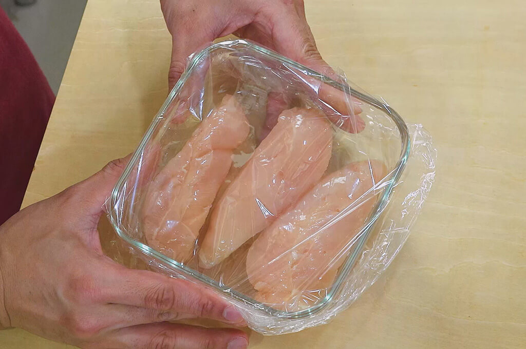 ささみは穴を開けてレンジで加熱する