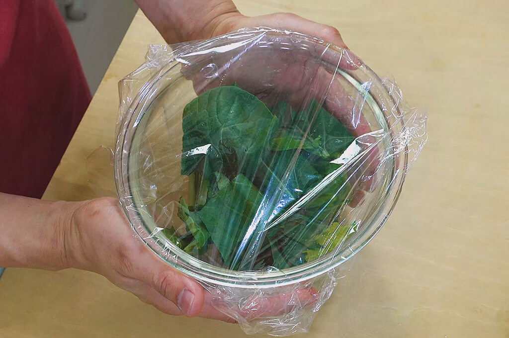 小松菜はレンジで加熱し水気を切る