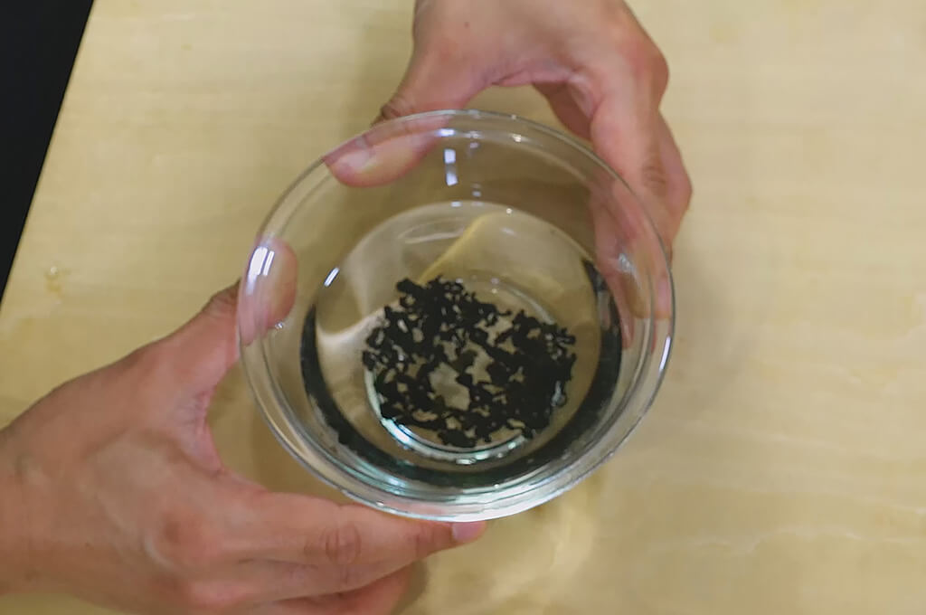 乾燥わかめは水で戻す