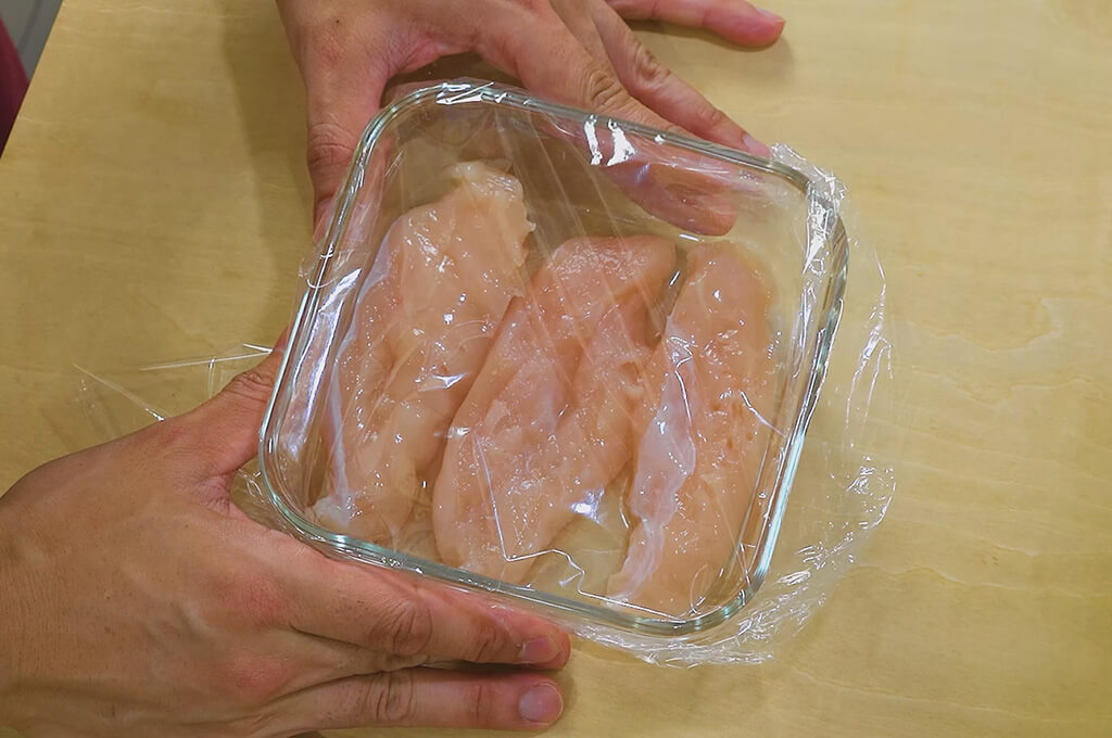 ささみはフォークで穴を開けレンジで加熱する
