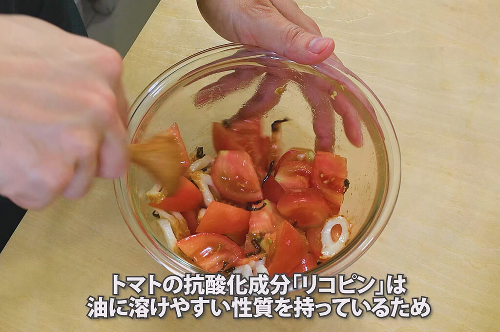 具材と調味料を和える
