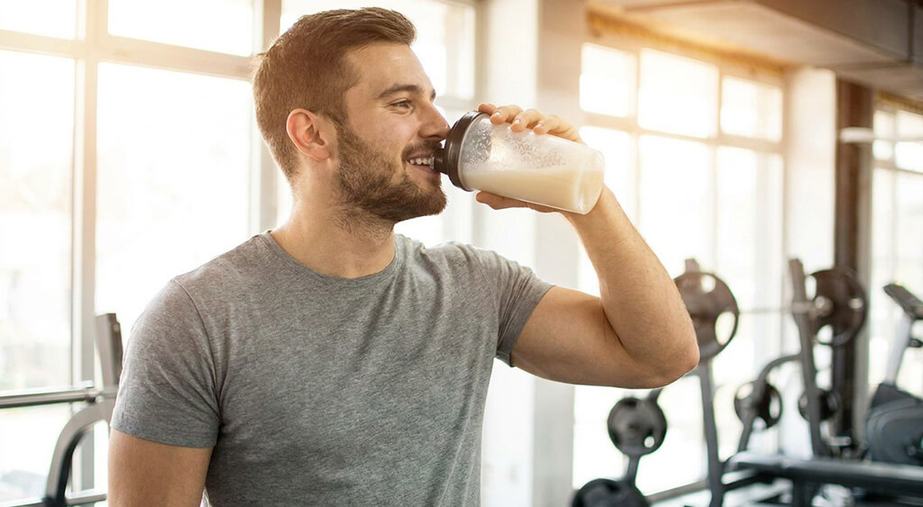 プロテインを飲む男性
