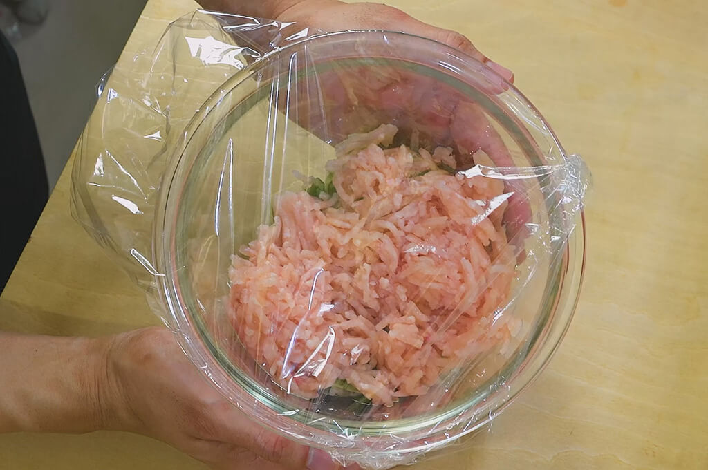 野菜と鶏むねひき肉をレンジで加熱する