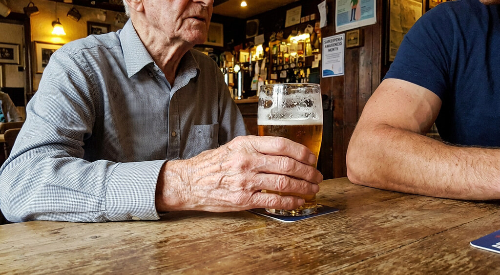 ビールを飲む老人男性