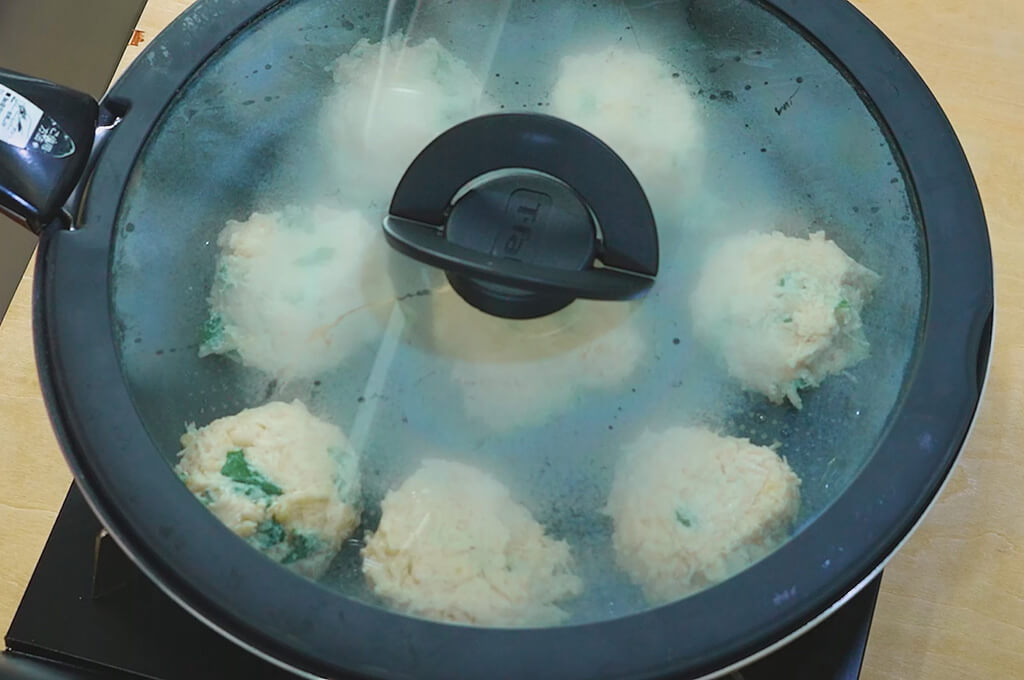 生地を並べて蒸し焼きにする