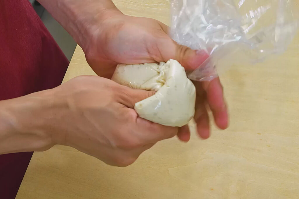 ポリ袋で豆腐と調味料を揉む