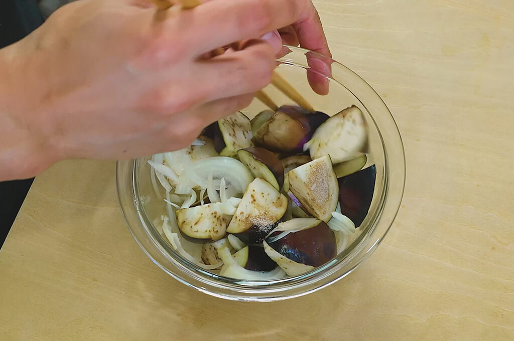 野菜に下味を付ける
