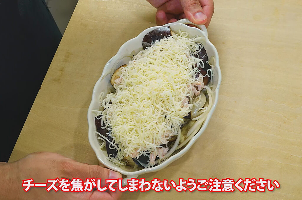 チーズをちらしてトースターで焼く