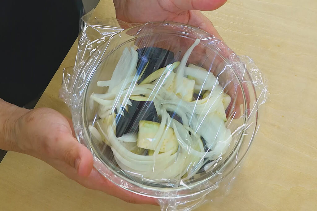 なすと玉ねぎをレンジで加熱する