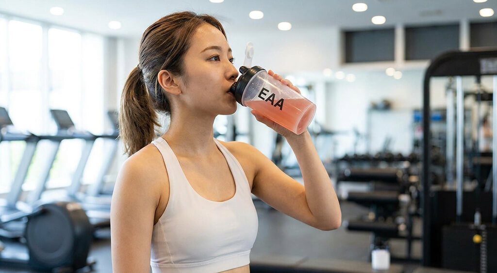 EAAを飲む女性