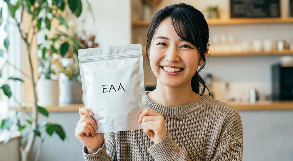 EAAのパッケージを持つ女性