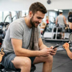 筋トレ中のスマホいじりがNGな理由