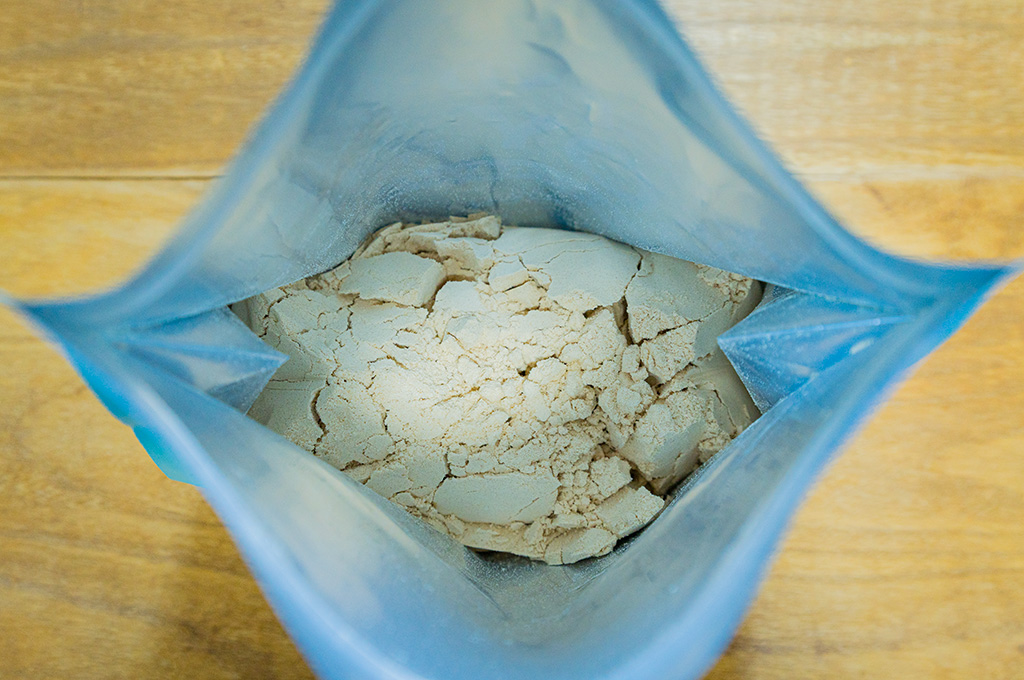 ビーレジェンド ソイプロテイン やみつき黒蜜きな粉風味の中身