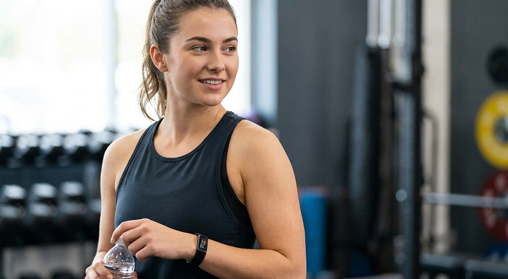 fitbitを着けている女性