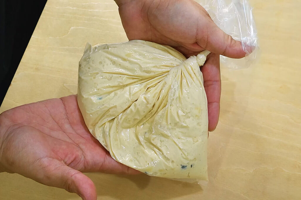 ピザ用チーズと乾燥わかめを加えて揉む